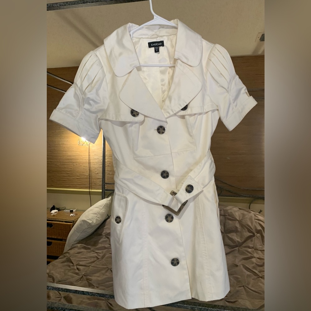 Bebe Short Sleeve White Cream trench coat with brown buttons and stretchy belt.